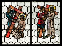 Kreuzwegfenster: Jesus nimmt das Kreuz auf seine Schultern und der erste Sturz
