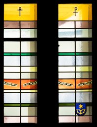 Fenster mit Anch-Kreuz und Christusmonogramm
