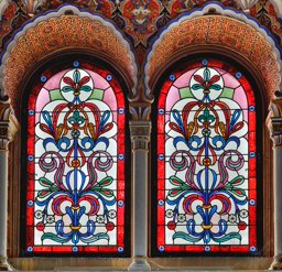Doppelfenster mit orientalisierenden Blumenornamenten