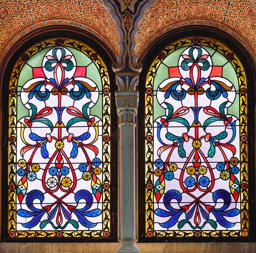 Doppelfenster mit orientalisierenden Blumenornamenten