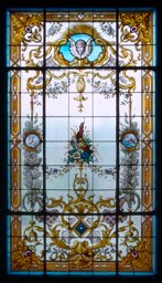 Ornamentfenster mit Engelskopf und Blumenbouquet